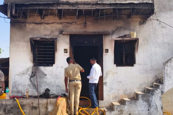 ಮಾವಿನಮಟ್ಟಿ ಗ್ರಾಮದಲ್ಲಿ ಜಮೀನು ವಿವಾದ – ಕೊಲೆ ಪ್ರಕರಣ, ಆರೋಪಿಗಳ ಮನೆಗೆ ಬೆಂಕಿ ಹಚ್ಚಿದ ಘಟನೆ