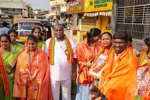 ಆರ್ಯ ವೈಶ್ಯ ಸಮಾಜದ ಪ್ರತಿಭಾವಂತ ಬಾದಾಮಿ ಪರಿವಾರದ ವಿದ್ಯಾರ್ಥಿಗಳಿಗೆ ಸನ್ಮಾನ