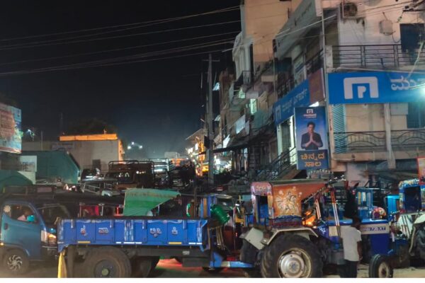 ಡೀಸೆಲ್ ಕೊರತೆ: ಸುರಪುರದಲ್ಲಿ ರಾತ್ರಿಯಿಡೀ ಸಾಲಿನಲ್ಲಿ ನಿಂತ ಜನರು