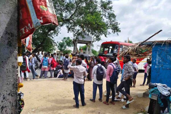 ಸೇಡಂ–ಯಾದಗಿರಿ ಬಸ್ ಅವ್ಯವಸ್ಥೆ: 8 ಬಸ್ ತಡೆದು ವಿದ್ಯಾರ್ಥಿಗಳ ರಸ್ತೆ ತಡೆ ಪ್ರತಿಭಟನೆ