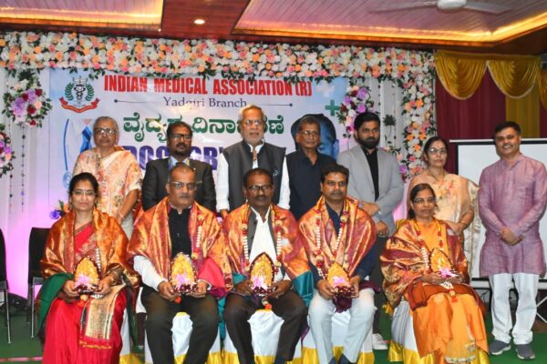 ರೋಗಿಗಳೊಂದಿಗೆ ಪ್ರೀತಿಯಿಂದ ನಡೆದುಕೊಳ್ಳಿ: ವೈದ್ಯರಿಗೆ ಶಾಸಕ ತುನ್ನೂರ ಕಿವಿಮಾತು