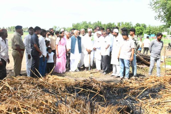 ಬೆಂಕಿ ಅವಘಡ ಪೀಡಿತ ರೈತನ ಹೊಲಕ್ಕೆ ಶಾಸಕ ತುನ್ನೂರು ಭೇಟಿ