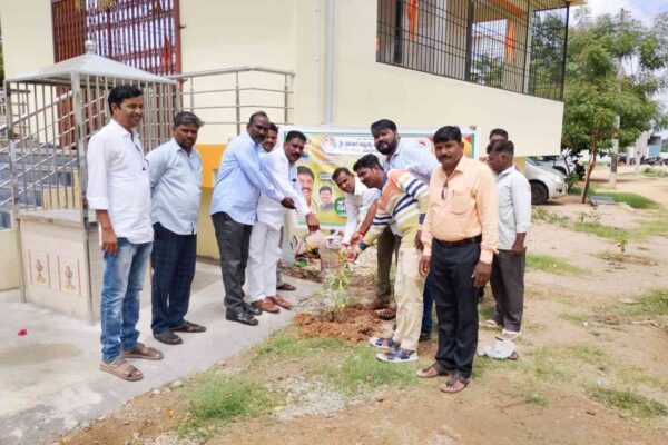 ಮಾದಾರ ಚನ್ನಯ್ಯ ಸ್ವಾಮೀಜಿಗಳ ಜನ್ಮದಿನ: ಯಾದಗಿರಿಯಲ್ಲಿ ಸಸಿ ನೆಡುವ ಮೂಲಕ ಆಚರಣೆ