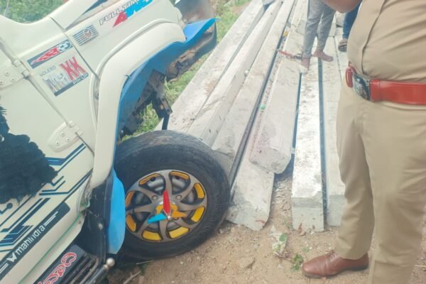 ಶಹಾಪುರ: ವಿದ್ಯುತ್ ಕಂಬಕ್ಕೆ ಬೊಲೆರೋ ಡಿಕ್ಕಿ, ಮೂವರು ಕೂಲಿ ಕಾರ್ಮಿಕರು ಸ್ಥಳದಲ್ಲೇ ಸಾವು