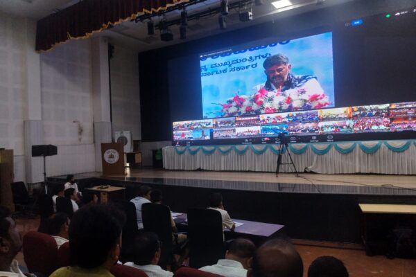 ಜನಸೇವೆ ಮಾಡಲು ಸರ್ಕಾರಿ ಅಧಿಕಾರಿಗಳಿಗೆ ಸಿಎಂ ಡಿ.ಕೆ. ಶಿವಕುಮಾರ್ ಸೂಚನೆ