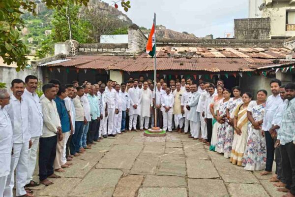 ವೀರನಿಕೇತನದಲ್ಲಿ 80ನೇ ಸ್ವಾತಂತ್ರ್ಯ ದಿನಾಚರಣೆ: ಹಣಮಂತರಡ್ಡಿ ಮುದ್ನಾಳ ಅವರಿಂದ ಧ್ವಜಾರೋಹಣ