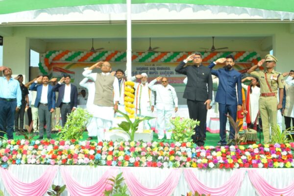 ಯಾದಗಿರಿಯಲ್ಲಿ 80ನೇ ಸ್ವಾತಂತ್ರ್ಯ ದಿನಾಚರಣೆ: ಸಮಾನತೆಯ ತಳಹದಿಯ ಮೇಲೆ ರಾಷ್ಟ್ರ ನಿರ್ಮಾಣವಾಗಿದೆ – ಸಚಿವ ಡಾ. ಶರಣಪ್ರಕಾಶ ಪಾಟೀಲ್