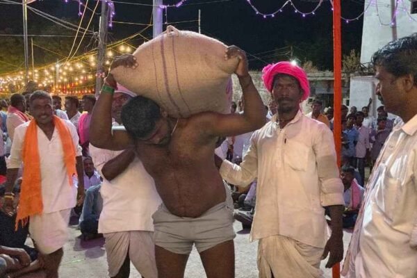 ಬೆಳಗೇರಾದಲ್ಲಿ ಉಸುಕಿನ ಚೀಲ ಎತ್ತುವ ಸ್ಪರ್ಧೆ: 170 ಕೆ.ಜಿ. ಎತ್ತಿದ ಹಣಮಂತ ಕಂದಾರ್