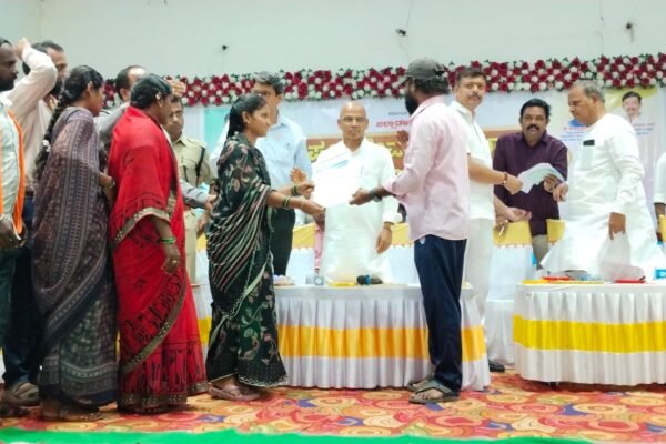 ಸುರಪುರ: ಪ್ರಜಾಸೇವೆಯಲ್ಲಿ ವಿಬಿ-ಗ್ರಾಮ್ ಜಿ ಗ್ಯಾರಂಟಿ ಕಾರ್ಡ್ ವಿತರಣೆ