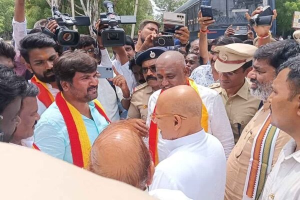 ಯಾದಗಿರಿ ಬರ ಘೋಷಣೆಗೆ ಆಗ್ರಹ: ಜಿಲ್ಲಾ ಉಸ್ತುವಾರಿ ಸಚಿವರಿಗೆ ಕರವೇ ಮುತ್ತಿಗೆ