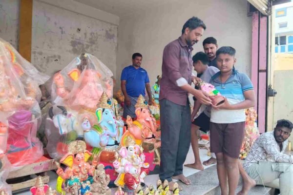 ಗೌರಿ ಗಣೇಶ ಹಬ್ಬದ ಖರೀದಿ ಭರಾಟೆ: ಸಂತೆಗಳಲ್ಲಿ ಜನಜಂಗುಳಿ, ಮಡಕೆ ವ್ಯಾಪಾರ ಜೋರು