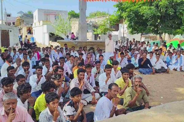 ರೈತರ ಕೃಷಿ ಪಂಪಸೆಟ್ಗಳಿಗೆ 7 ಗಂಟೆ ವಿದ್ಯುತ್ಗೆ ಆಗ್ರಹಿಸಿ ಮೌನ ಪ್ರತಿಭಟನೆ