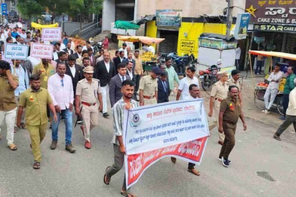 ಯಾದಗಿರಿಯಲ್ಲಿ ಸಂಚಾರ ನಿಯಮ ಪಾಲನಾ ಜಾಗೃತಿ ಜಾಥಾ: ‘ನಿಯಮ ಪಾಲನೆ ನಮ್ಮ ಸುರಕ್ಷತೆ’