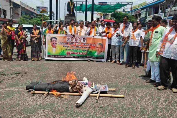 ಯಾದಗಿರಿಯಲ್ಲಿ ರಾಜ್ಯ ಸರ್ಕಾರದ ವಿರುದ್ಧ ಬಿಜೆಪಿ ಅಣಕು ಶವಯಾತ್ರೆ: ಆರ್ಥಿಕ ದಿವಾಳಿತನ ಆರೋಪ