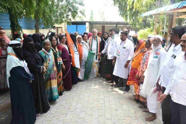 ಯಾದಗಿರಿಯಲ್ಲಿ ಕಾಂಗ್ರೆಸ್ಗೆ ಬಿಜೆಪಿ, ಜೆಡಿಎಸ್ ಕಾರ್ಯಕರ್ತರ ಸೇರ್ಪಡೆ: 300ಕ್ಕೂ ಹೆಚ್ಚು ಮಂದಿ ಭಾಗಿ